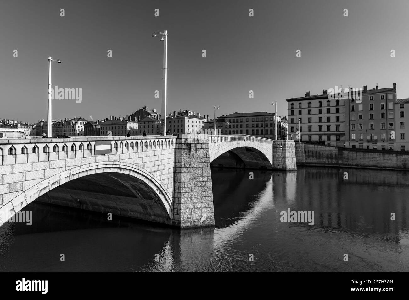 Lyon, Frankreich - 25. Januar 2022: Sonnenuntergangsszene mit Gebäuden rund um den Fluss Saone, Lyon, Frankreich. Stockfoto