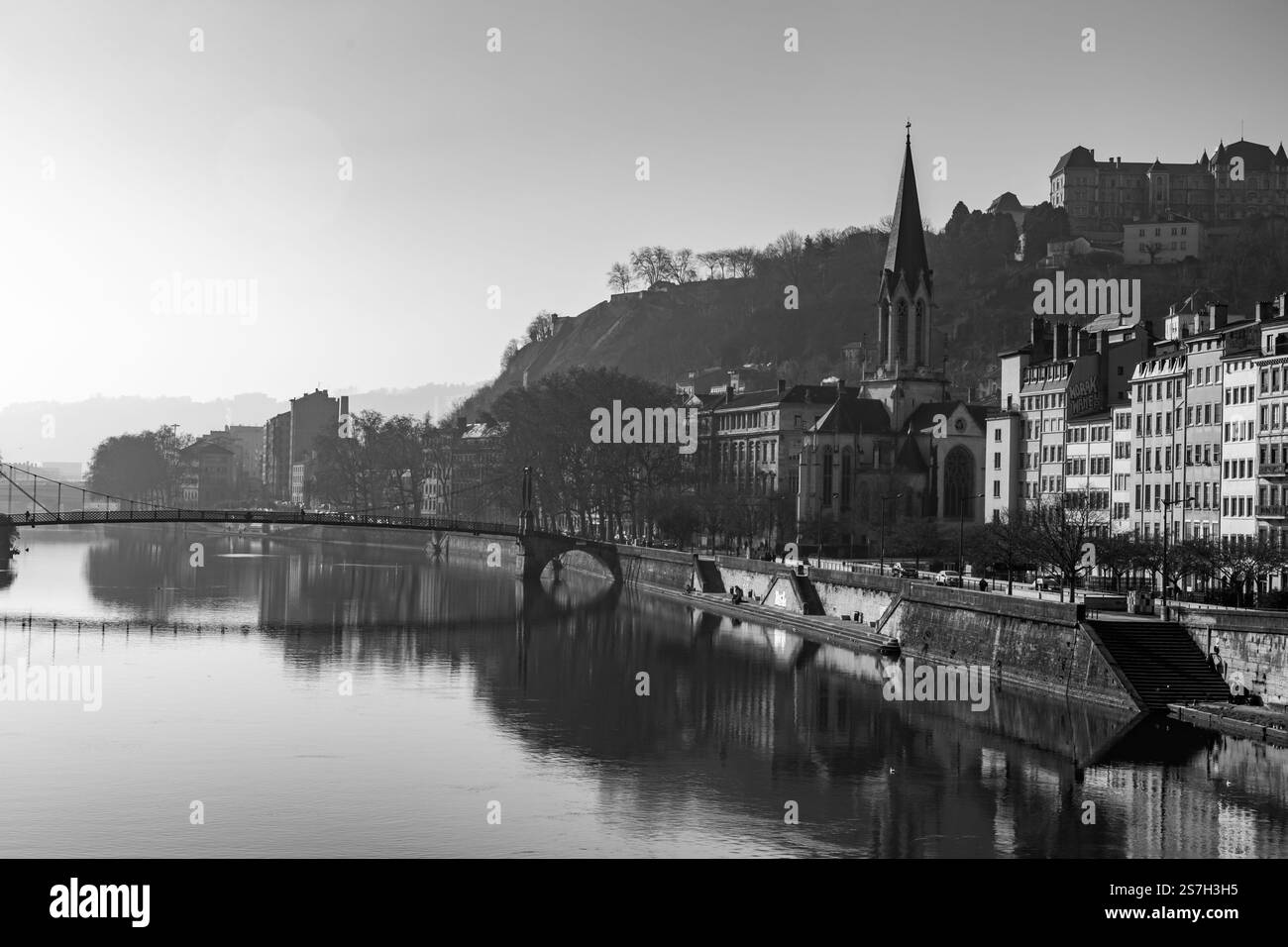 Lyon, Frankreich - 25. Januar 2022: St. George Kirche und Gebäude rund um den Fluss Saone, der Altstadt von Lyon, Frankreich. Stockfoto