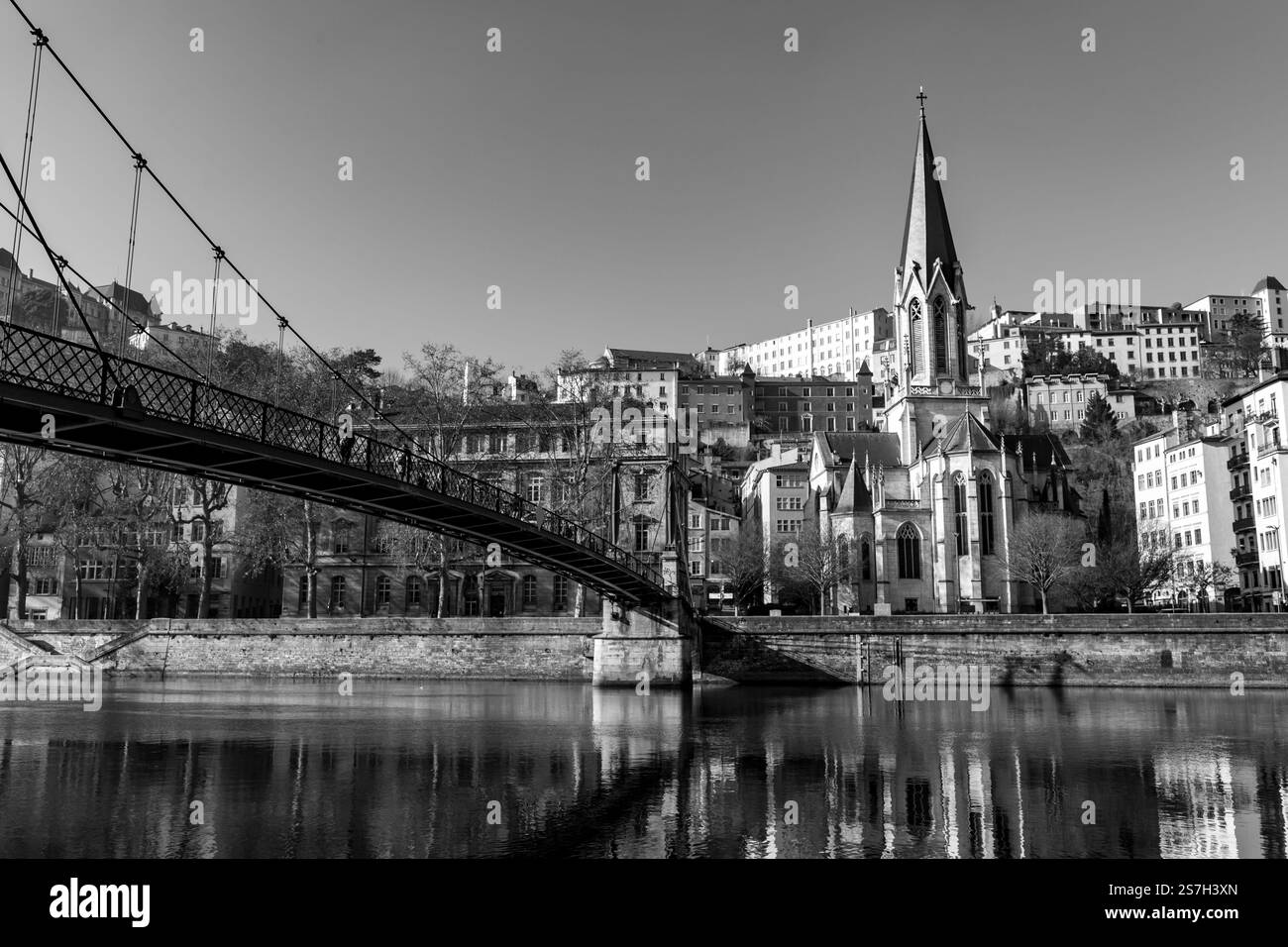 Lyon, Frankreich - 25. Januar 2022: St. George Kirche und Gebäude rund um den Fluss Saone, der Altstadt von Lyon, Frankreich. Stockfoto