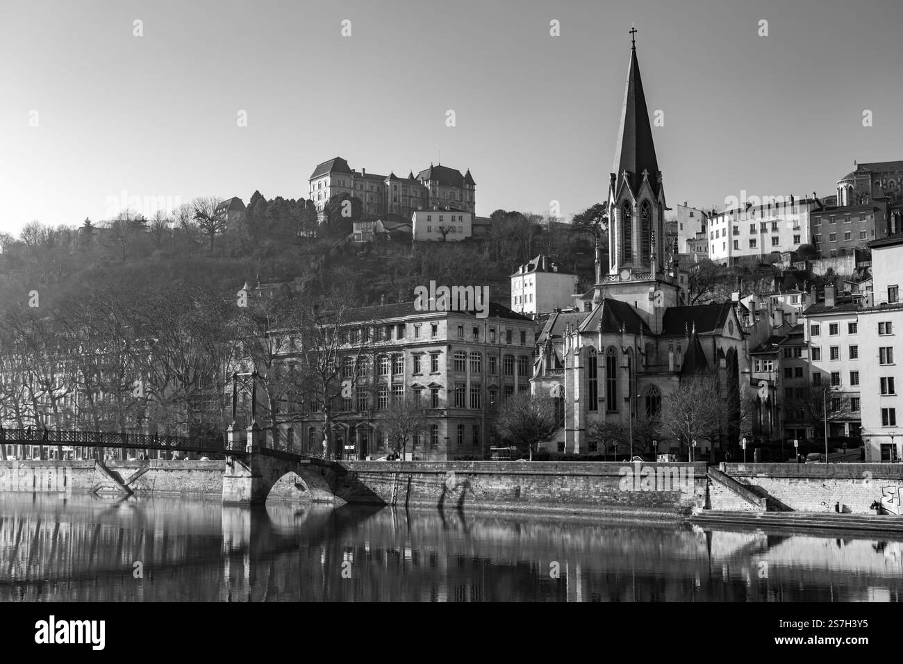 Lyon, Frankreich - 25. Januar 2022: St. George Kirche und Gebäude rund um den Fluss Saone, der Altstadt von Lyon, Frankreich. Stockfoto