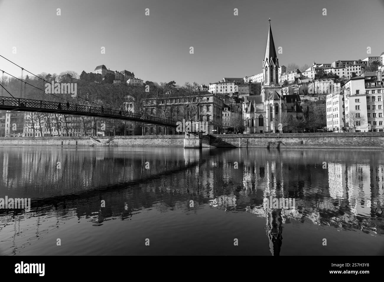 Lyon, Frankreich - 25. Januar 2022: St. George Kirche und Gebäude rund um den Fluss Saone, der Altstadt von Lyon, Frankreich. Stockfoto