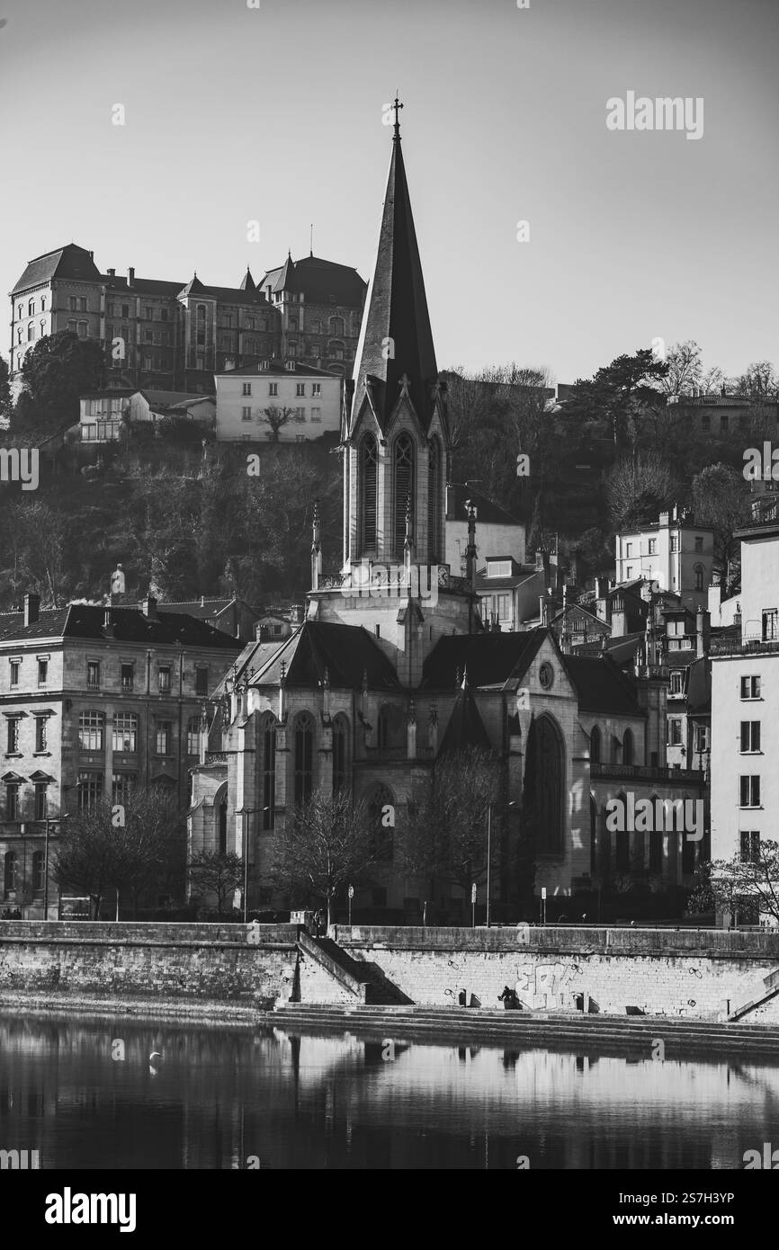 Lyon, Frankreich - 25. Januar 2022: St. George Kirche und Gebäude rund um den Fluss Saone, der Altstadt von Lyon, Frankreich. Stockfoto