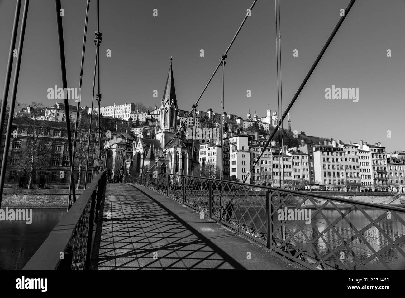 Lyon, Frankreich - 26. Januar 2022: Stadtszene und die Rote Brücke über den Saone an einem Wintertag in Lyon, Frankreich. Stockfoto