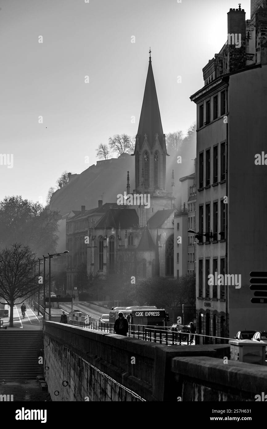 Lyon, Frankreich - 25. Januar 2022: St. George Kirche und Gebäude rund um den Fluss Saone, der Altstadt von Lyon, Frankreich. Stockfoto