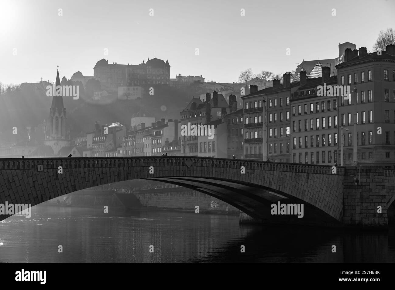 Lyon, Frankreich - 25. Januar 2022: St. George Kirche und Gebäude rund um den Fluss Saone, der Altstadt von Lyon, Frankreich. Stockfoto