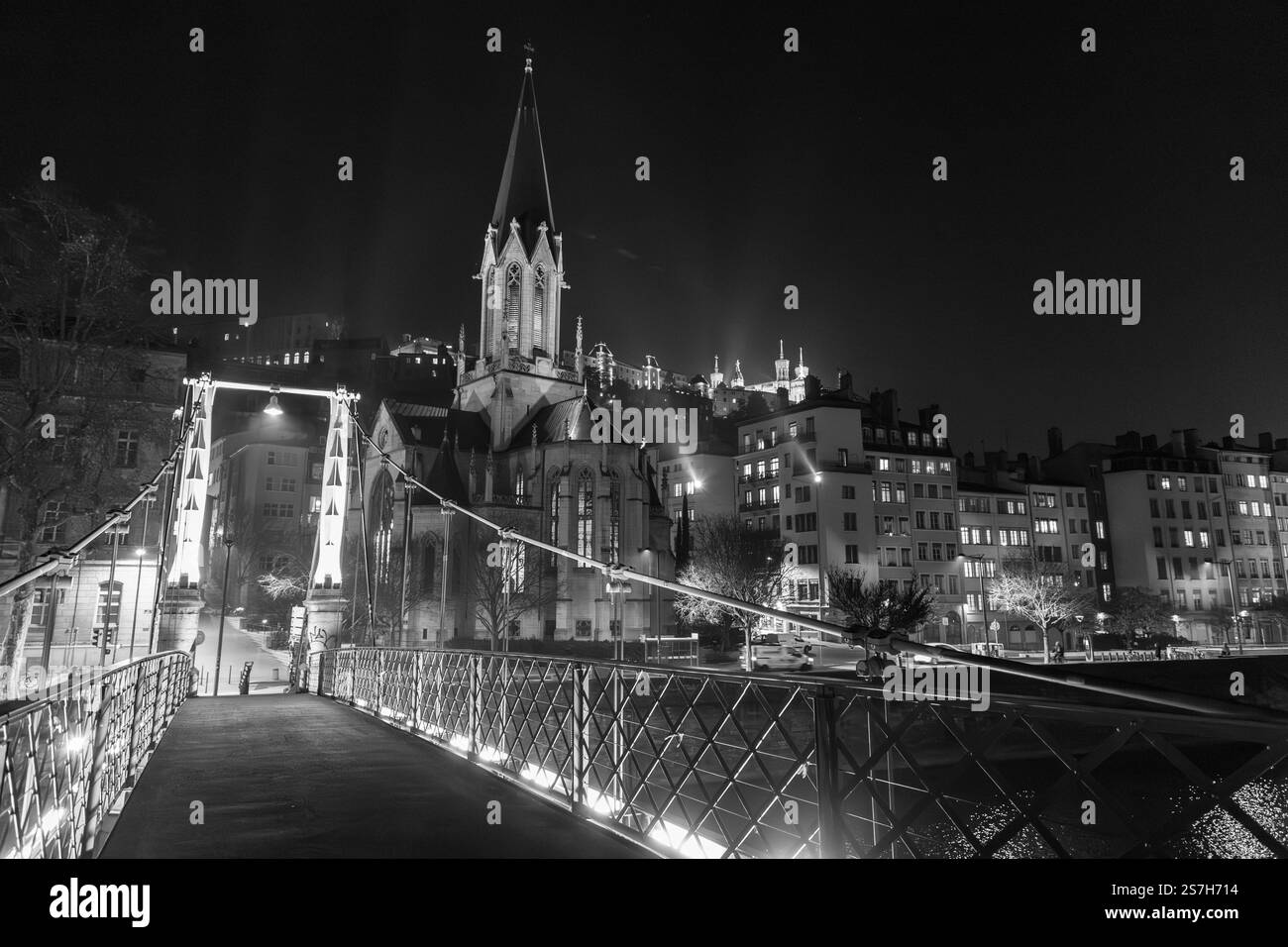 Lyon, Frankreich - 26. Januar 2022: Stadtszene und die Rote Brücke über den Saone an einem Wintertag in Lyon, Frankreich. Stockfoto