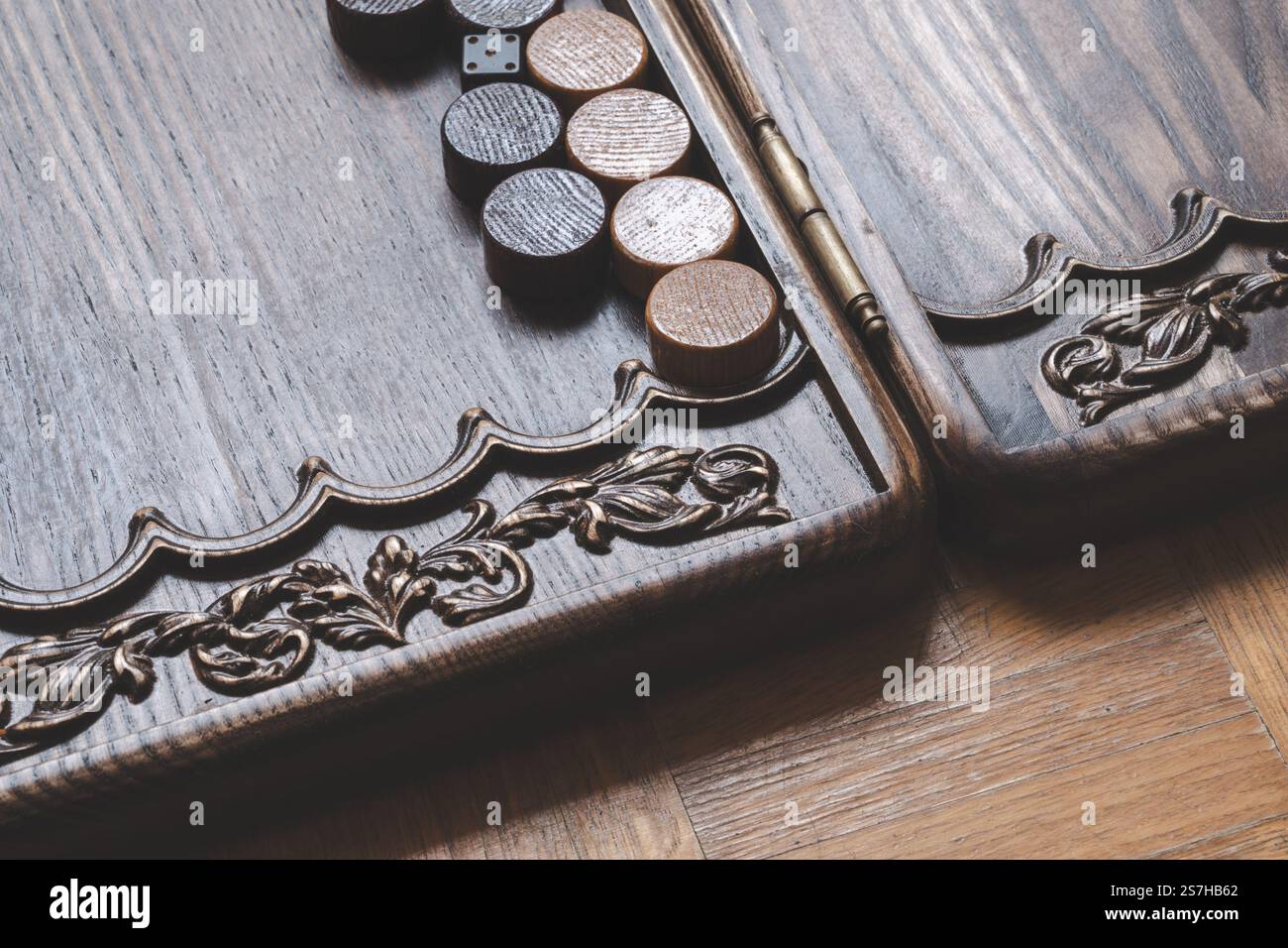 Das hölzerne Spielset bietet ein kompliziertes Design und polierte Stücke, die zum Spielen bereit sind Stockfoto