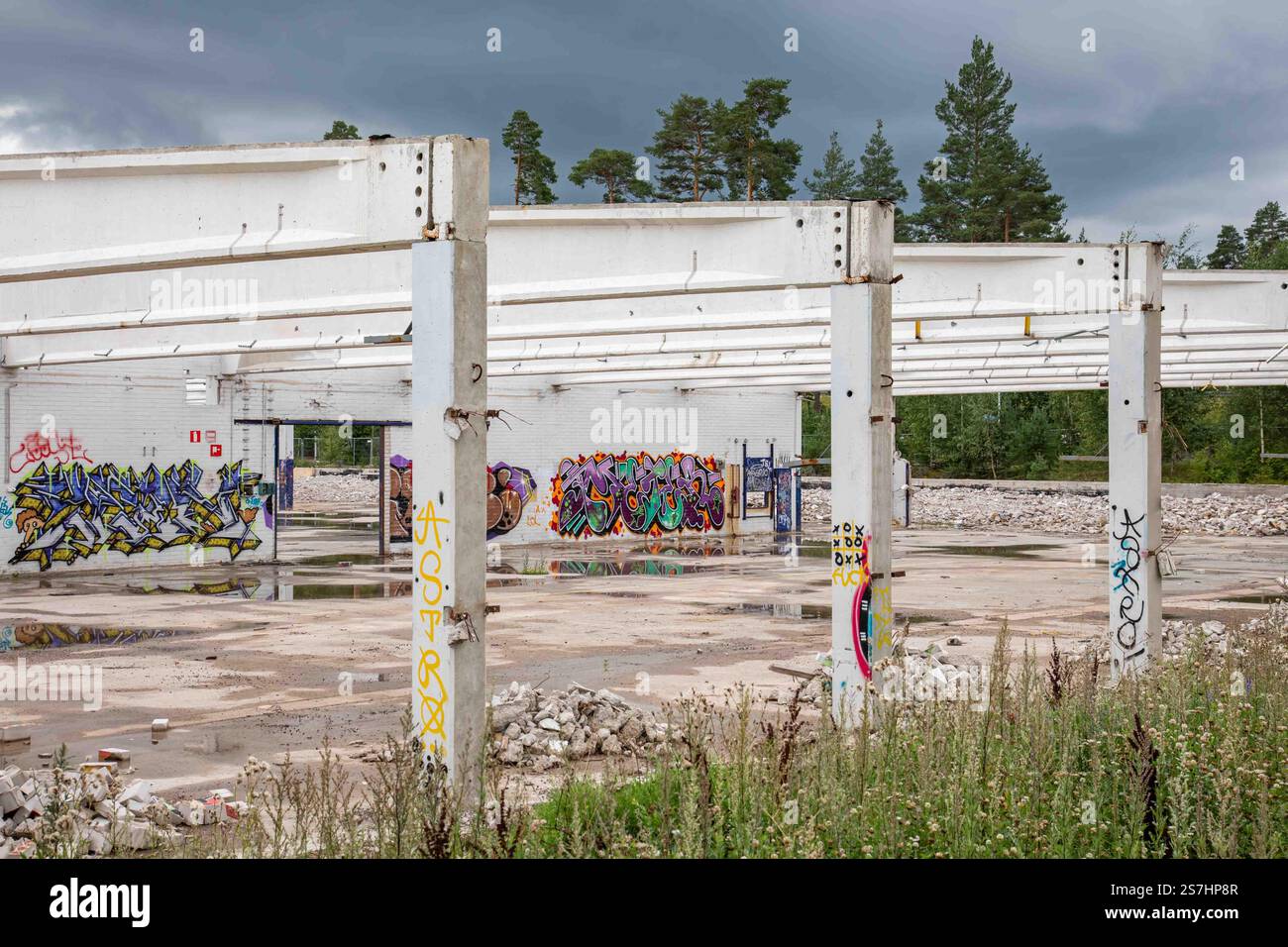 Sichtbetonbalken eines verlassenen und teilweise abgerissenen Industriegebäudes in Paimio, Finnland Stockfoto