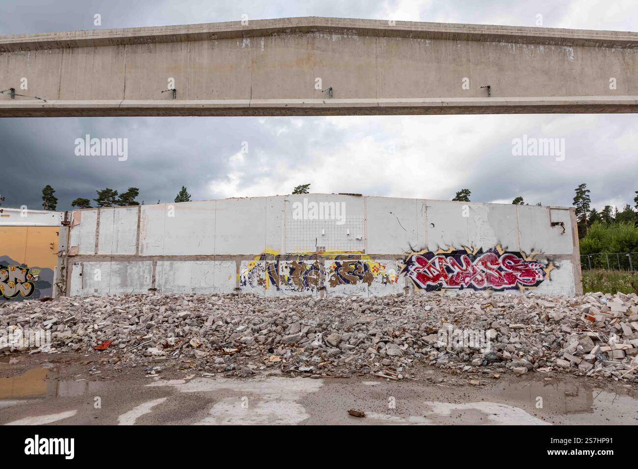 Verlassenes und halb abgerissenes Industriegebäude in Paimio, Finnland Stockfoto