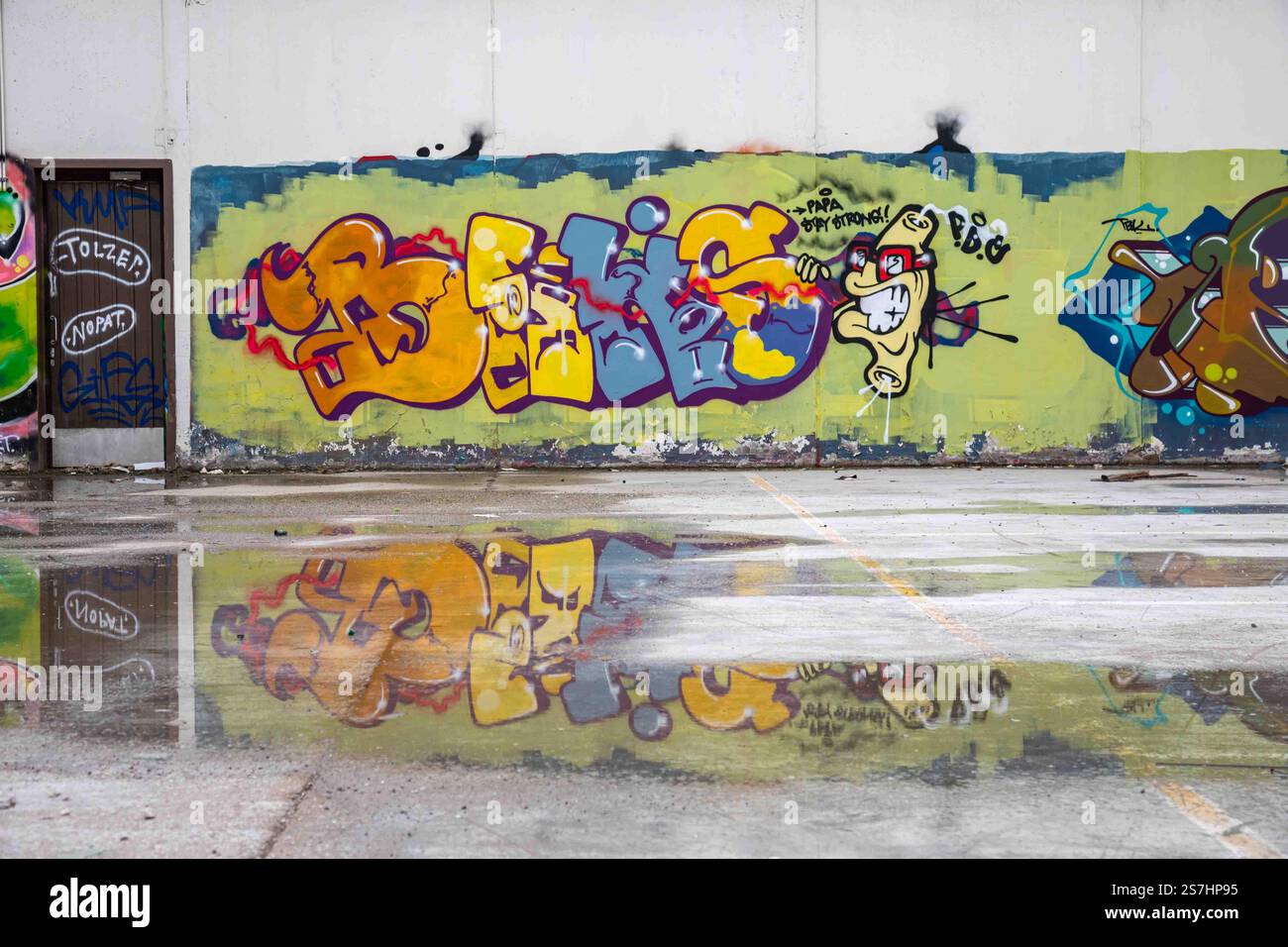 Graffitis an der Wand eines verlassenen Industriegebäudes in Paimio, Finnland Stockfoto