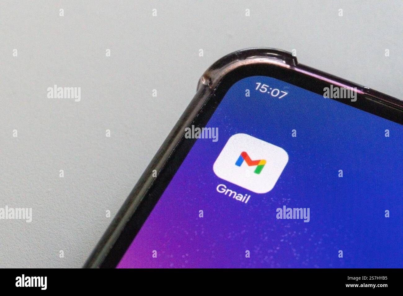 Moskau, Russland - 19. Januar 2025: Nahaufnahme des Smartphones mit Gmail-Symbol und Uhrzeit Stockfoto