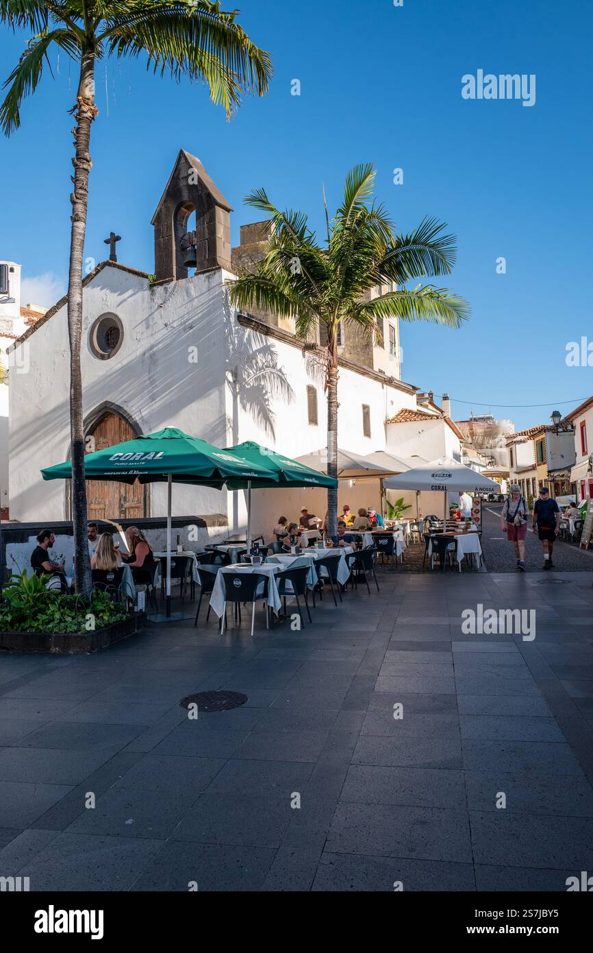 Capela do Corpo Santo, die kleine Fischerkapelle in der Altstadt (Zona Velha), ist heute von Restaurants umgeben, Funchal, Madeira, Portugal Stockfoto