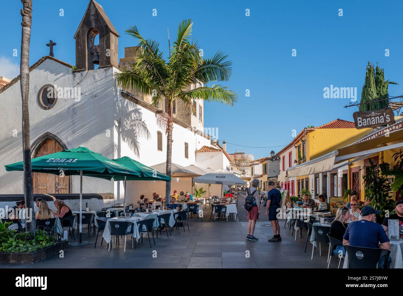 Capela do Corpo Santo, die kleine Fischerkapelle in der Altstadt (Zona Velha), ist heute von Restaurants umgeben, Funchal, Madeira, Portugal Stockfoto