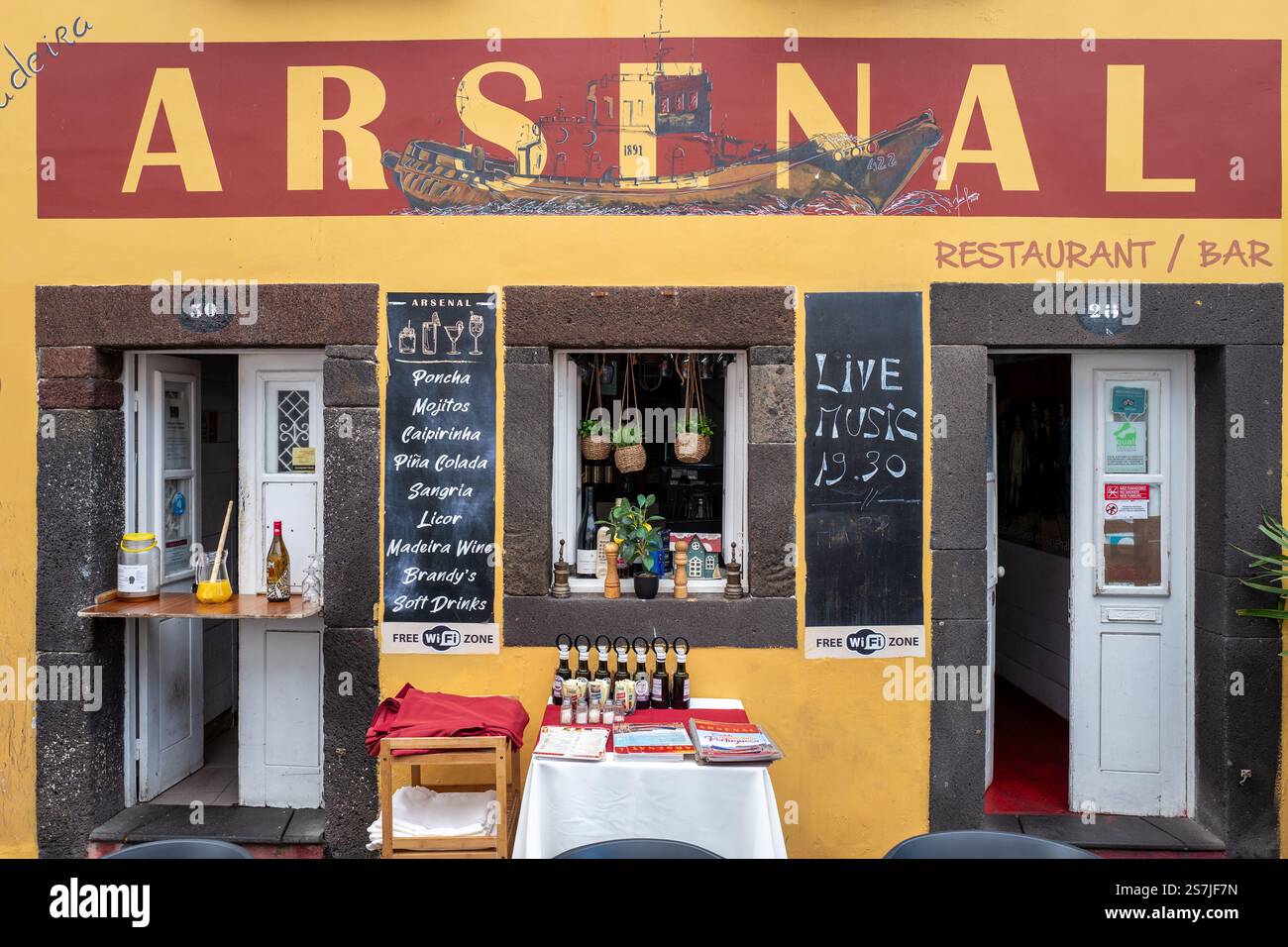 Arsenal Bar/Restaurant auf Largo do Corpo Santo in der Altstadt (Zona Velha), Funchal, Madeira, Portugal Stockfoto