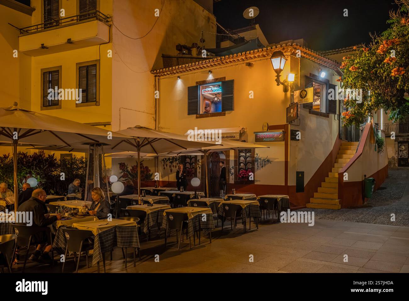 Essen im Freien in einem Restaurant auf Largo do Corpo Santo in der Zona Velha (Altstadt), Funchal, Madeira Stockfoto