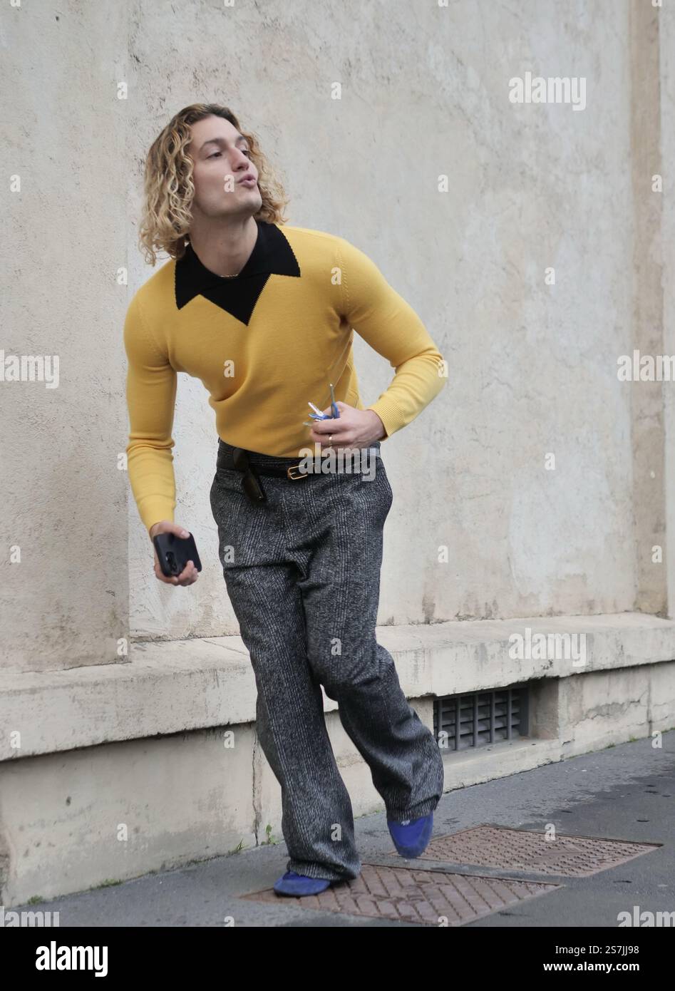 Mailand, . Januar 2025. Herrenmode, Herbst/Winter 2025.- Prada Modenschau, Gastankündigungen Credit: Independent Photo Agency/Alamy Live News Stockfoto