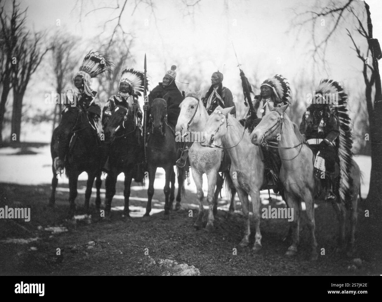 Sechs Stammesführer (L, R) Wenig Plume (piegan), Hirschleder Charley (Ute), Geronimo (der Chiricahua Apache), Quanah Parker (Comanche), Hollow Horn Bear (Brulé Sioux) und amerikanischen Pferd (Oglala Sioux) auf dem Pferd in den zeremoniellen Kleidung Stockfoto