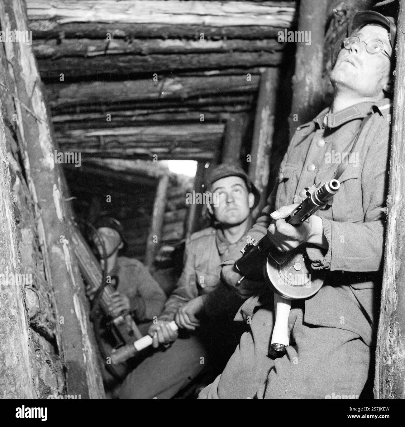 Der zweite sowjetisch-finnische Krieg war ein Konflikt zwischen Finnland und Nazideutschland gegen die Sowjetunion während des Zweiten Weltkriegs. Finnische Soldaten an der VT-Linie der Befestigungsanlagen während der sowjetischen Offensive von Wyborg-Petrosawodsk im Juni 1944 Stockfoto