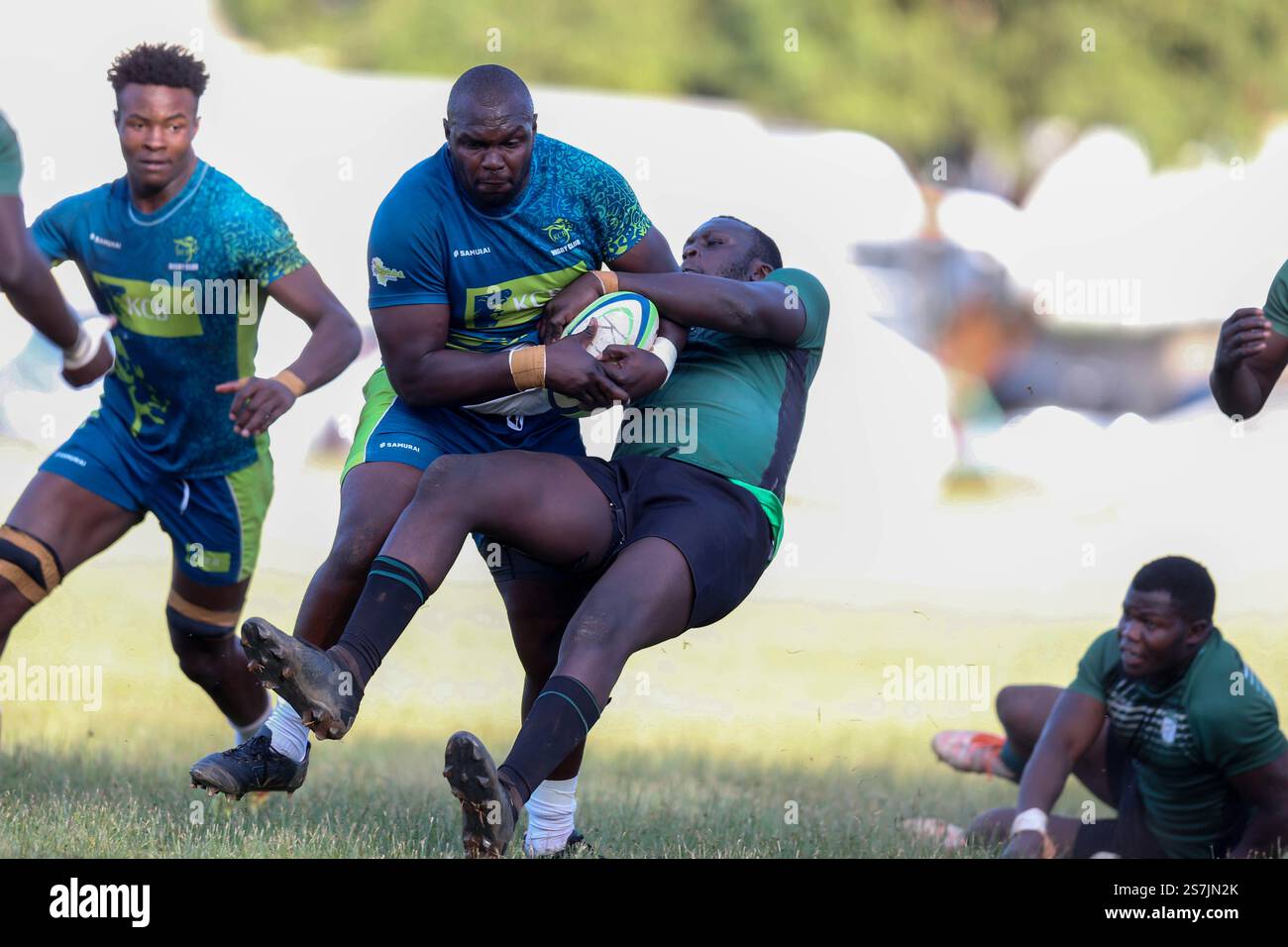NAIROBI, KENIA - 18. JANUAR: KCB Jack Adero (links) wird von Nakuru Edwin Anunda während des Kenia Cup Rugby League Spiels am 18. Januar besiegt Stockfoto