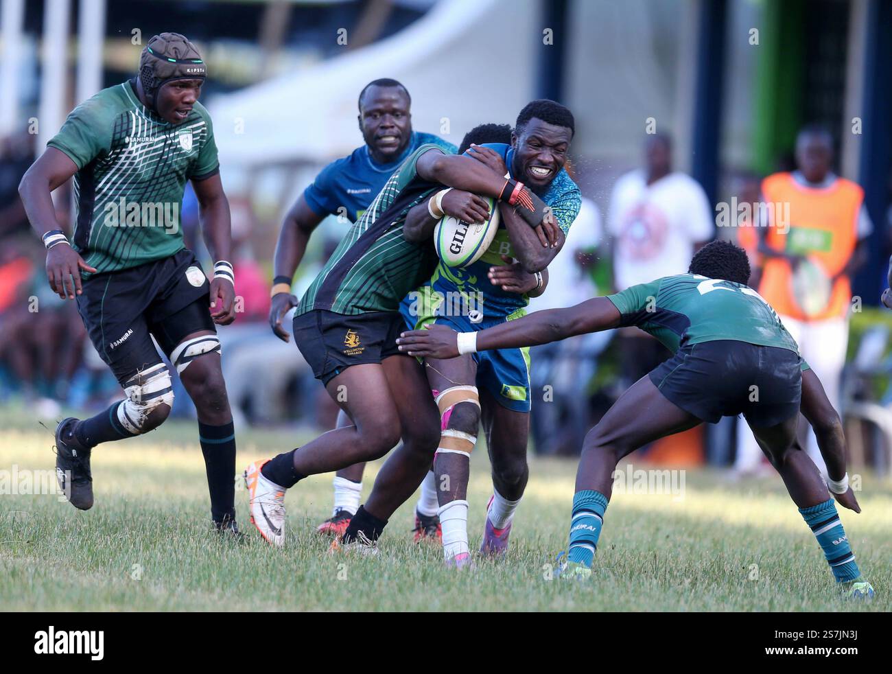 NAIROBI, KENIA - 18. JANUAR: KCB Emmanuel Opondo klagt gegen Nakuru Emmanuel Mboya und Calistus Wanjala (rechts) während ihres Kenia Cup Rugby Leagu an Stockfoto
