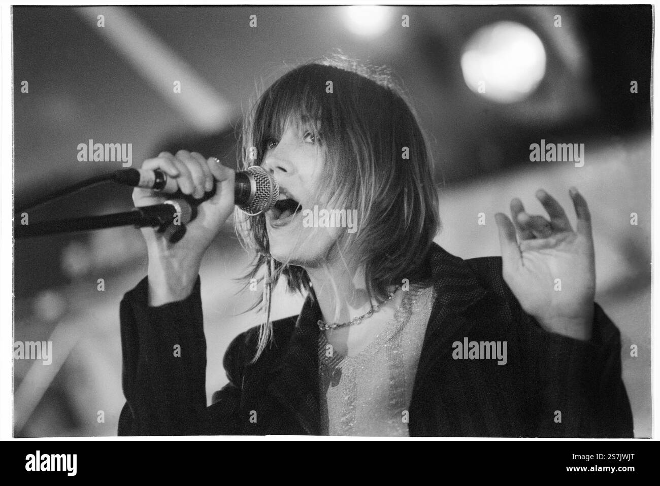 BETH ORTON, YOUNG, CREAMFIELDS, 1998: A Young Beth Orton Playing Creamfields Festival mit ihrem Hit Trailer Park Album am 2. Mai 1998 in Winchester, England. Foto: Rob Watkins. INFO: Beth Orton ist ein englischer Singer-Songwriter, der für die Mischung von Folk und Electronica bekannt ist. Berühmt wurde sie mit Alben wie Trailer Park und Central Reservation, ihre emotionale Stimme und ihre introspektiven Texte haben sie zu einer beliebten Figur in der Indie-Musik gemacht. Stockfoto