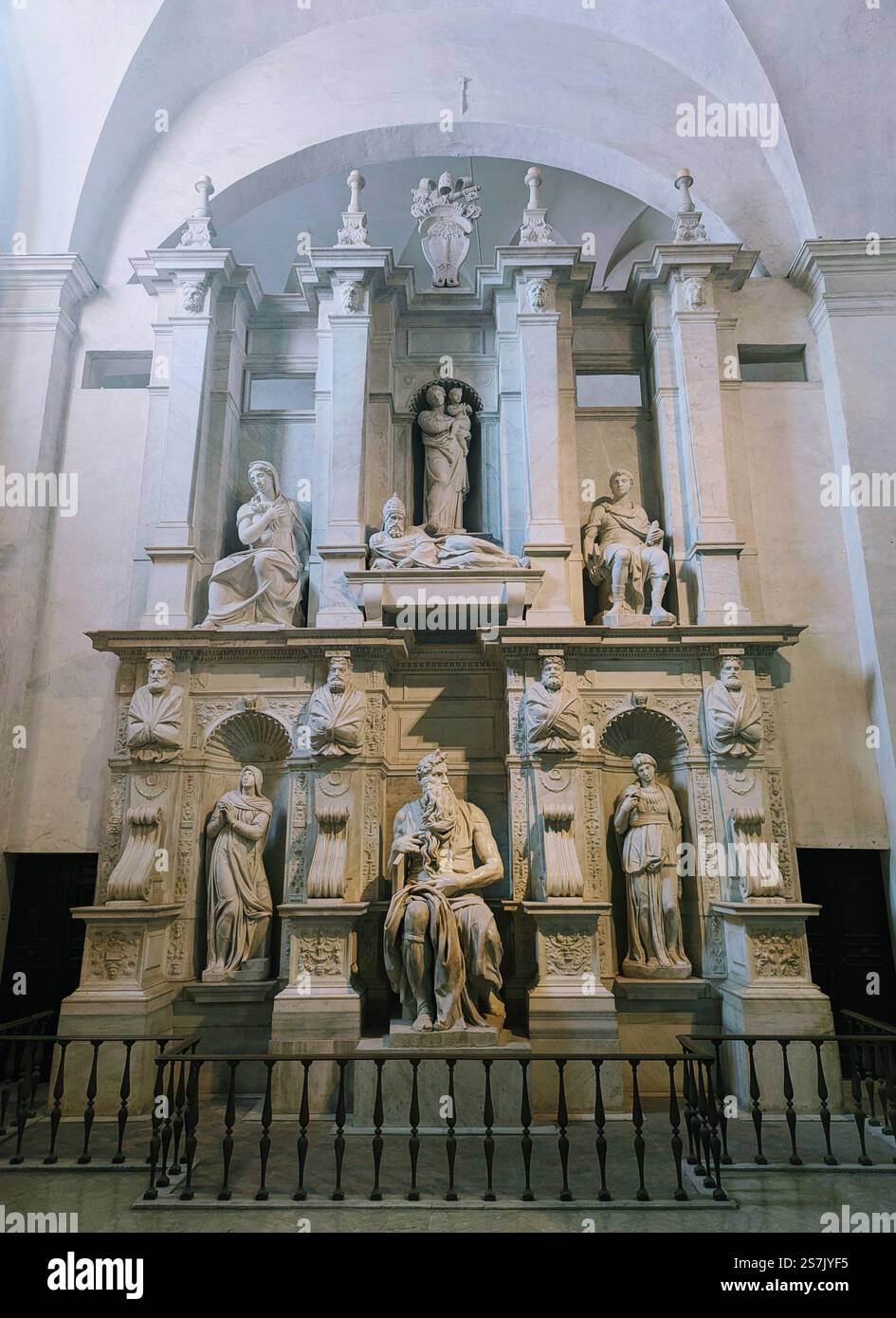 Michelangelos Moses, Teil des Grabes von Papst Julius II., in San Pietro in Vincoli, Rom – ein Meisterwerk der Renaissance, das für seine lebensechten Details bekannt ist. Stockfoto