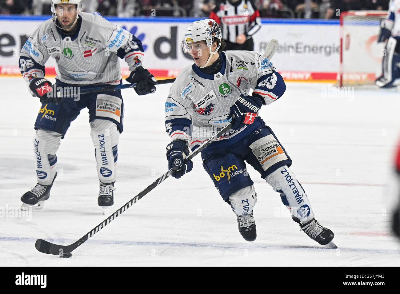 Eishockey DEL - 24/25 - 38. Spieltag: Kölner Haie vs Iserlohn Roosters am19.01.2025 im in der LANXESS Arena in Köln Iserlohns Manuel Alberg ( Nr.63) Foto: Osnapix Stockfoto