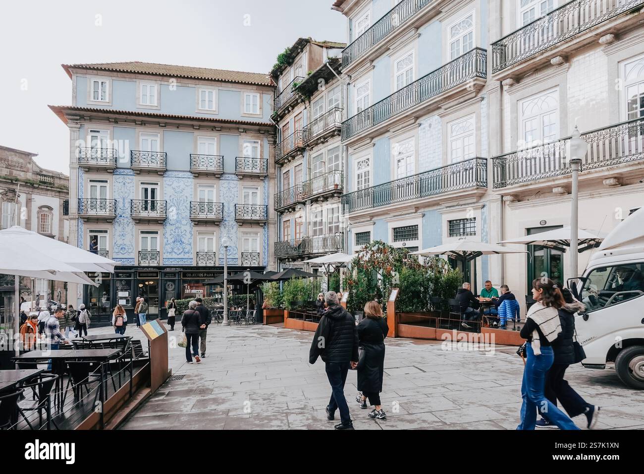 Touristen wandern entlang der Rua das Flores, einer Haupttouristenstraße mit historischen Gebäuden in Porto, Portugal. Stockfoto