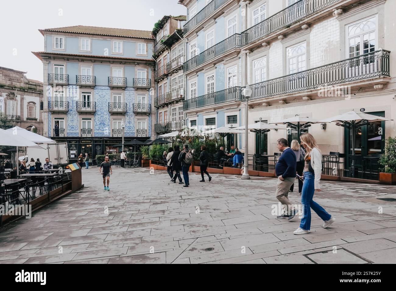 Touristen wandern entlang der Rua das Flores, einer Haupttouristenstraße mit historischen Gebäuden in Porto, Portugal. Stockfoto
