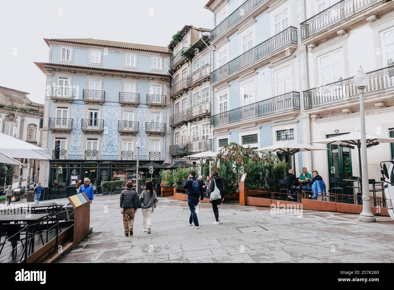 Touristen wandern entlang der Rua das Flores, einer Haupttouristenstraße mit historischen Gebäuden in Porto, Portugal. Stockfoto