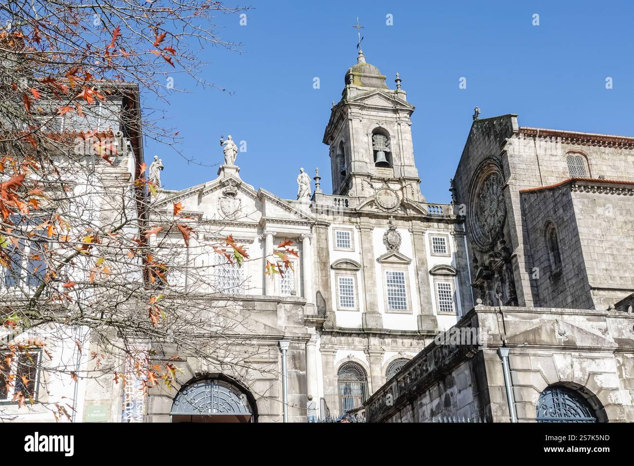 Die Kirche Saint Francis verfügt über eine atemberaubende gotische Fassade und ein kunstvolles barockes Interieur, das für seine Holzschnitzereien bekannt ist Stockfoto