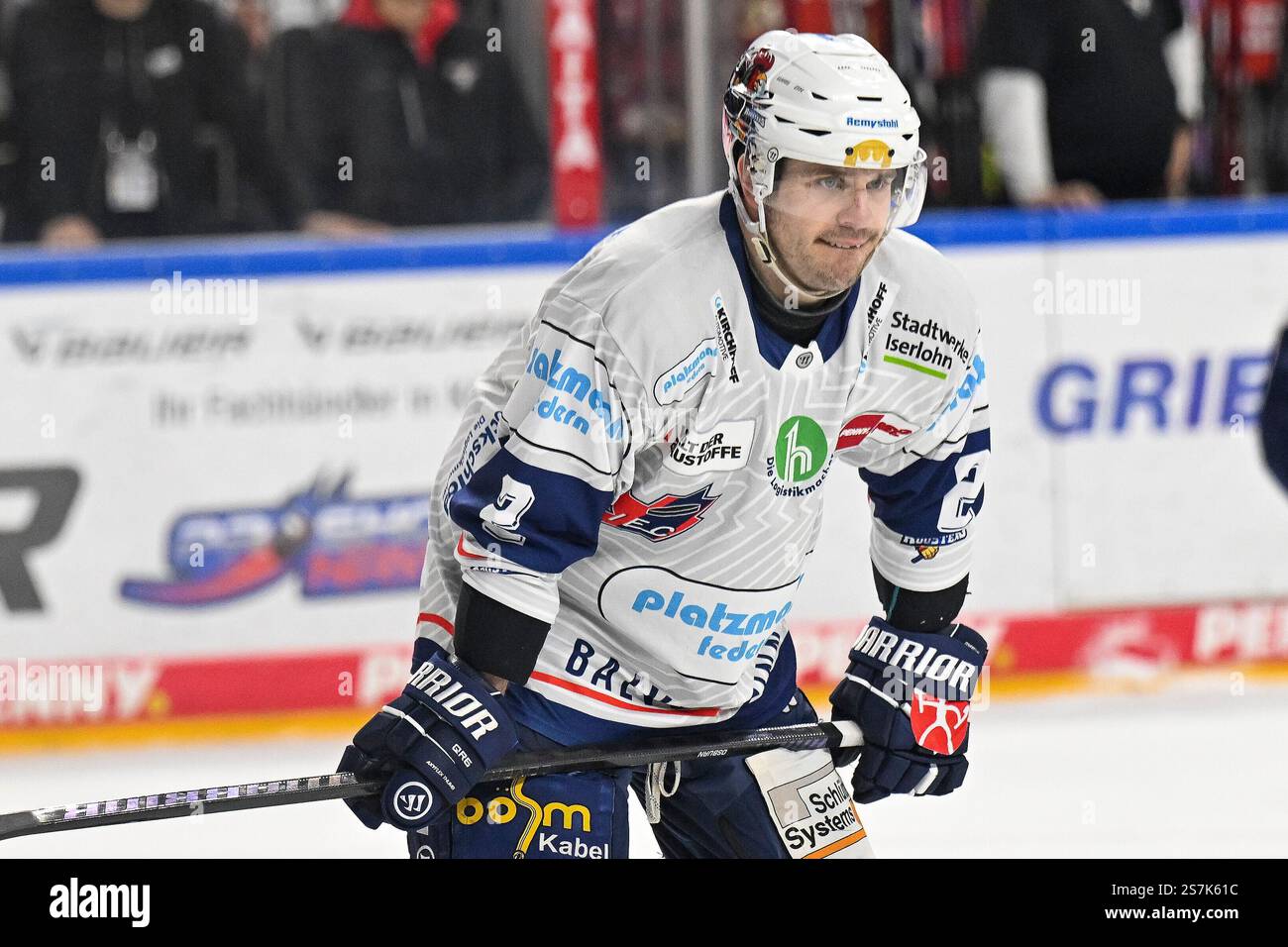 Eishockey DEL - 24/25 - 38. Spieltag: Kölner Haie vs Iserlohn Roosters am19.01.2025 im in der LANXESS Arena in Köln Iserlohns Zach Osburn (Nr.2) Foto: Osnapix Stockfoto