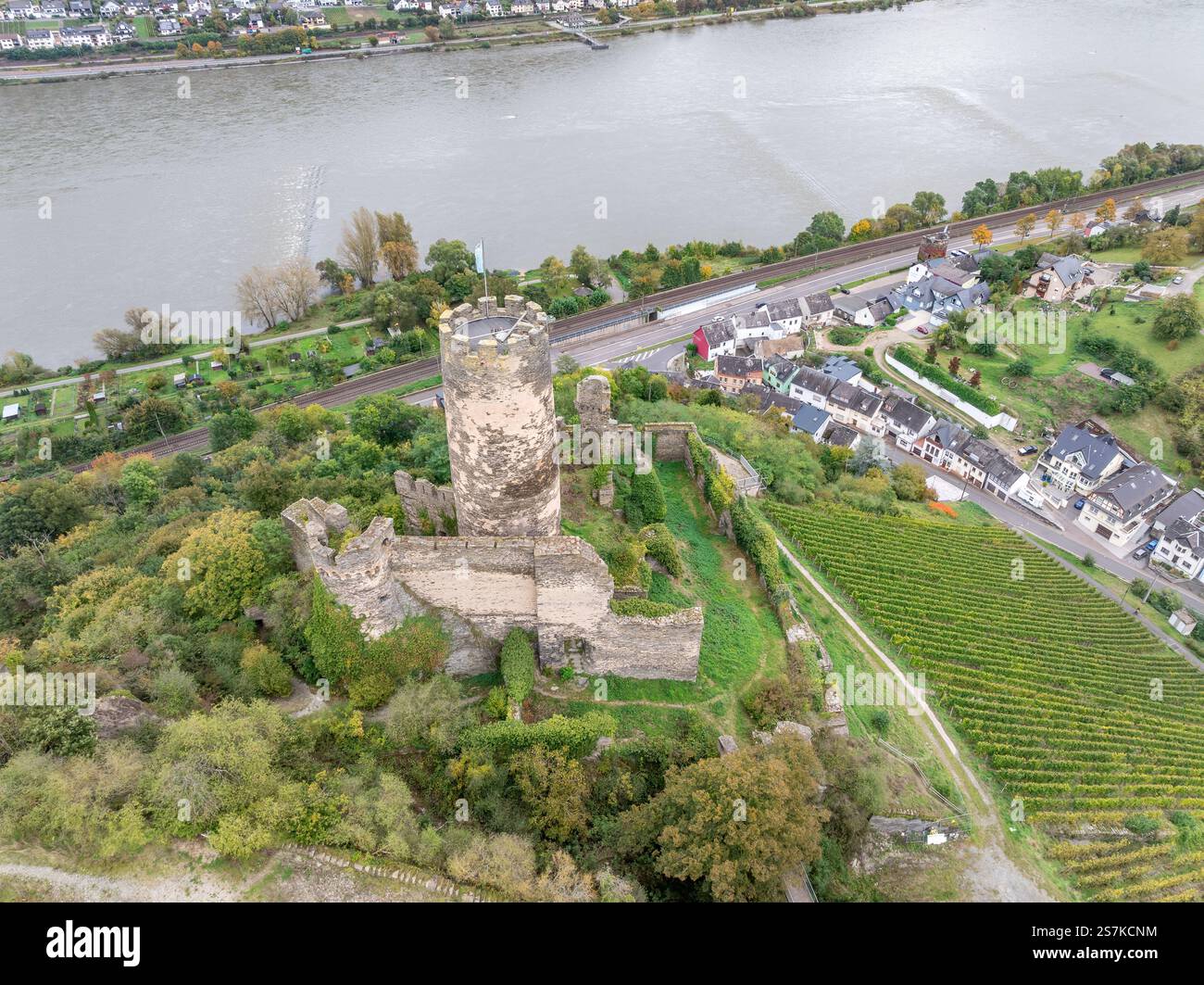 Aus der Vogelperspektive auf Schloss Furstenberg über dem Rhein bei Rheindiebach mit kreisförmigem Donjon, Vorhangwänden und künstlichem Graben Stockfoto