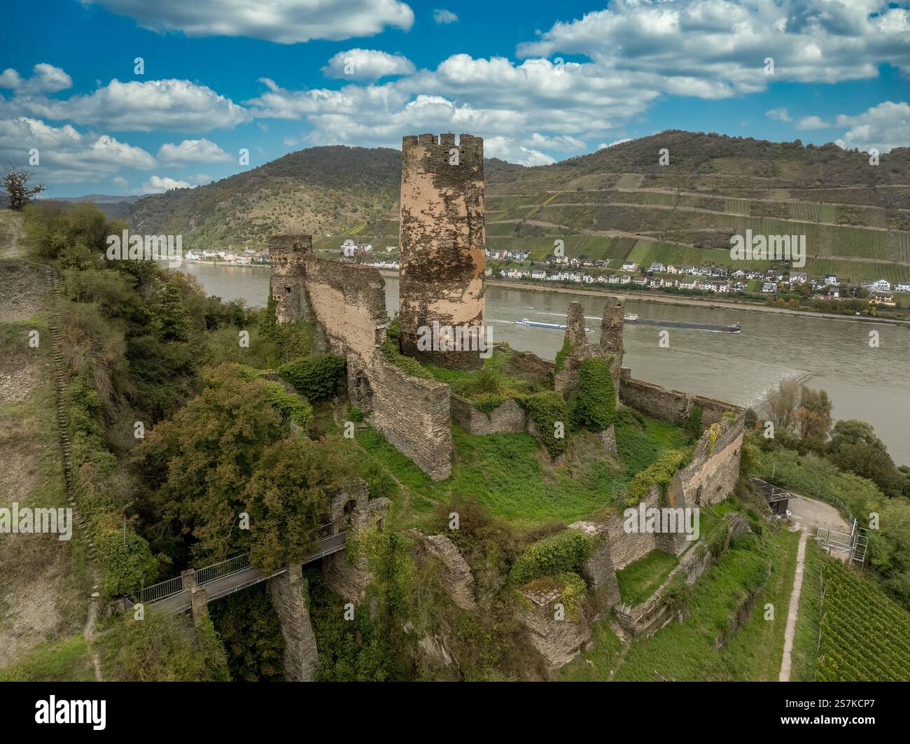 Aus der Vogelperspektive auf Schloss Furstenberg über dem Rhein bei Rheindiebach mit kreisförmigem Donjon, Vorhangwänden und künstlichem Graben Stockfoto