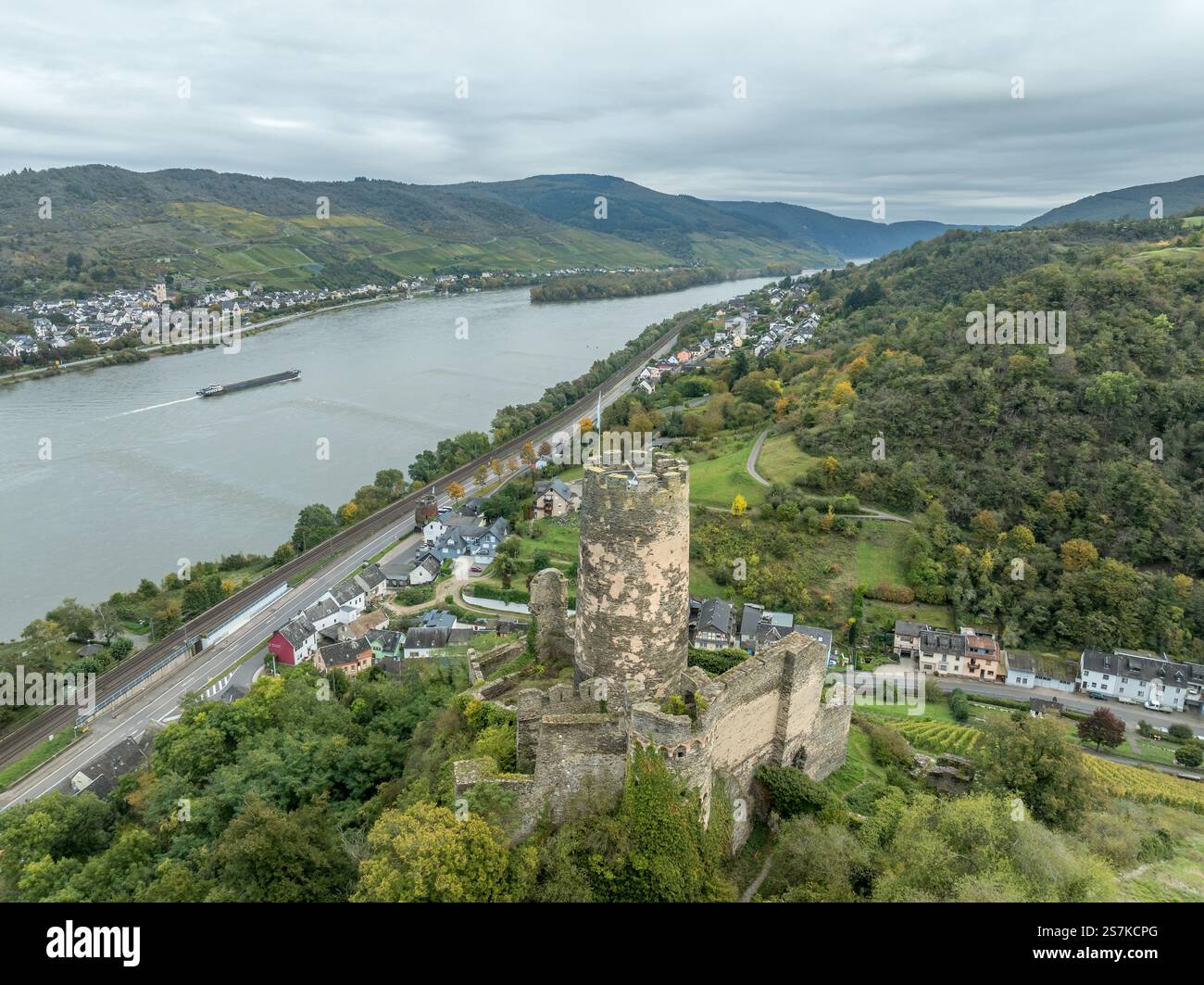 Aus der Vogelperspektive auf Schloss Furstenberg über dem Rhein bei Rheindiebach mit kreisförmigem Donjon, Vorhangwänden und künstlichem Graben Stockfoto
