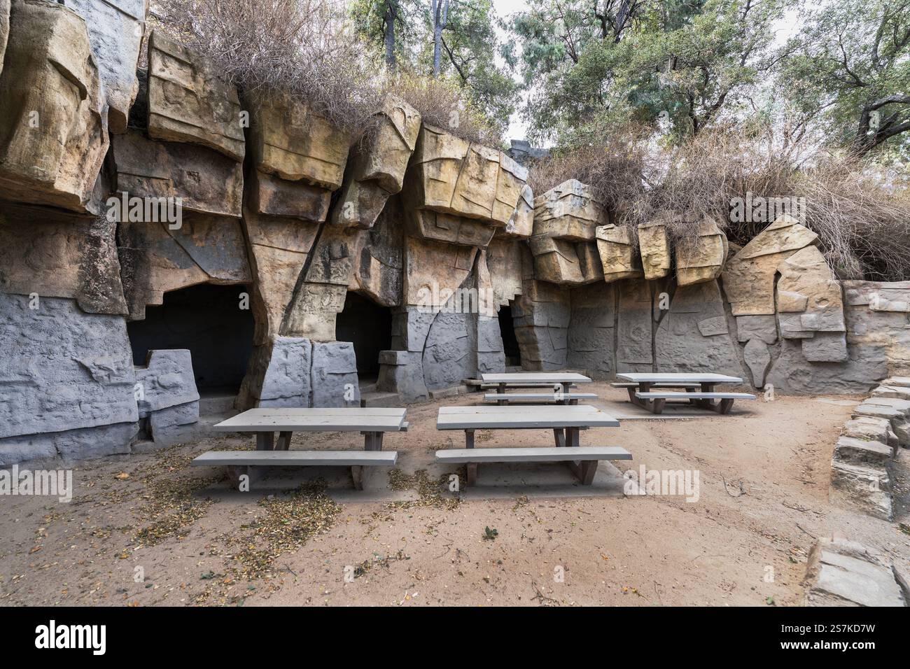 Blick auf ehemalige Tiergehege im beliebten Griffith Park Old Zoo Picknick Area in Los Angeles, Kalifornien. Stockfoto