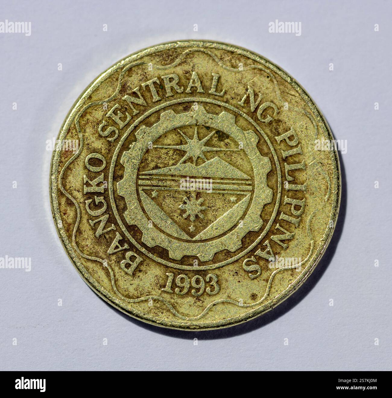 5 philippinische Peso-Münze (2001) rückwärts isoliert auf weißem Hintergrund Stockfoto