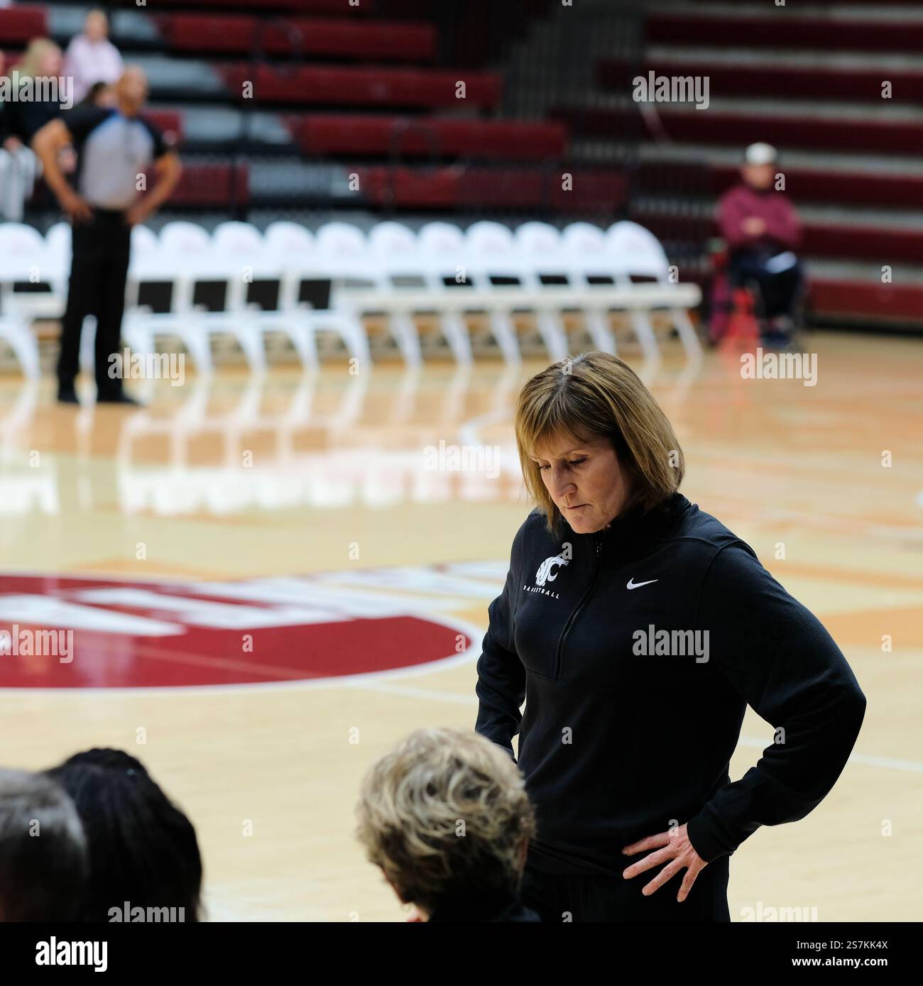 Kamie Ethridge, Basketball-Cheftrainer der Washington State University bei einem Spiel an der Santa Clara University. Stockfoto