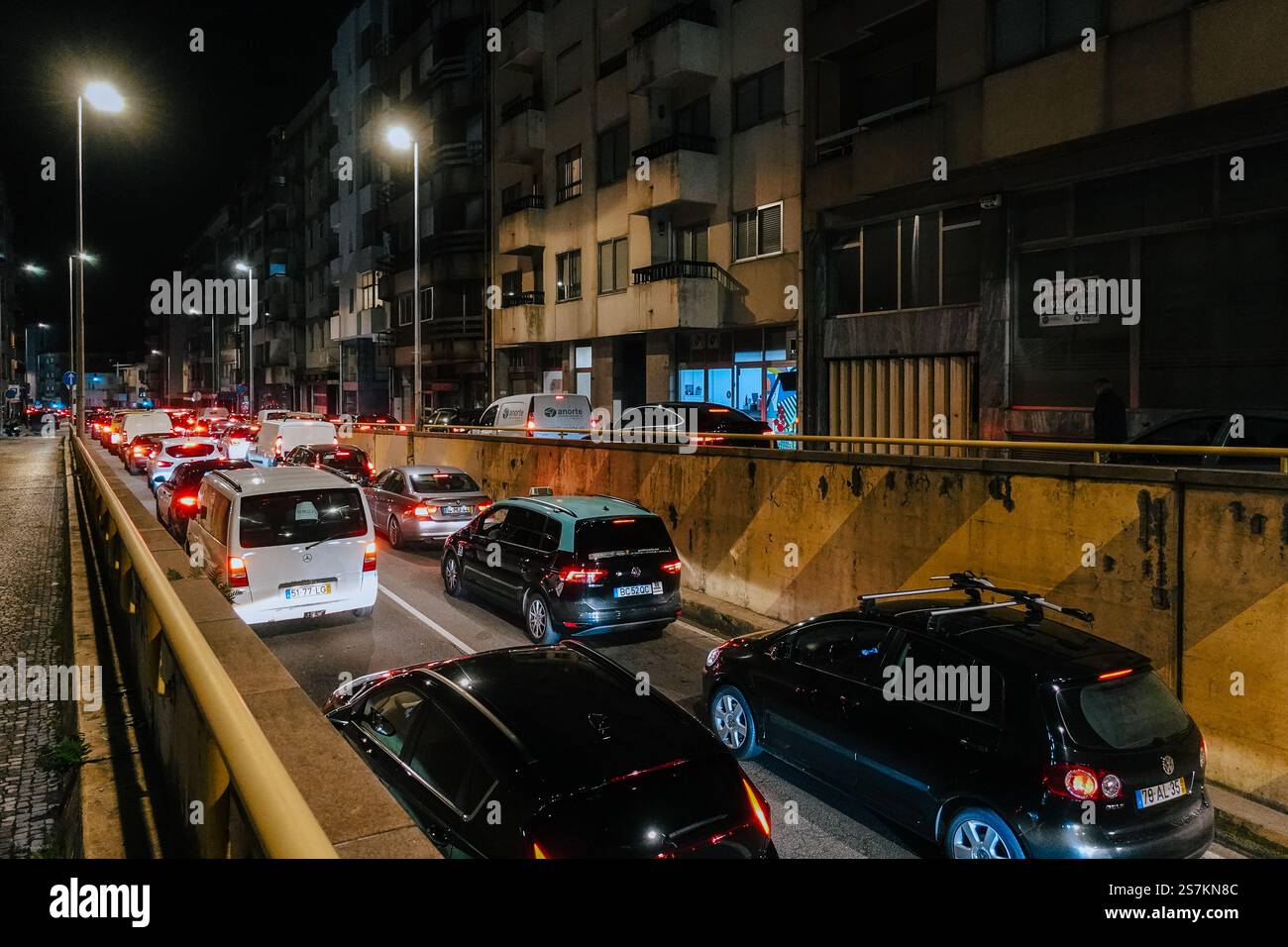 Nachtverkehr in einem Viertel in Porto, Portugal, mit Autos aus einem unterirdischen Tunnel Stockfoto