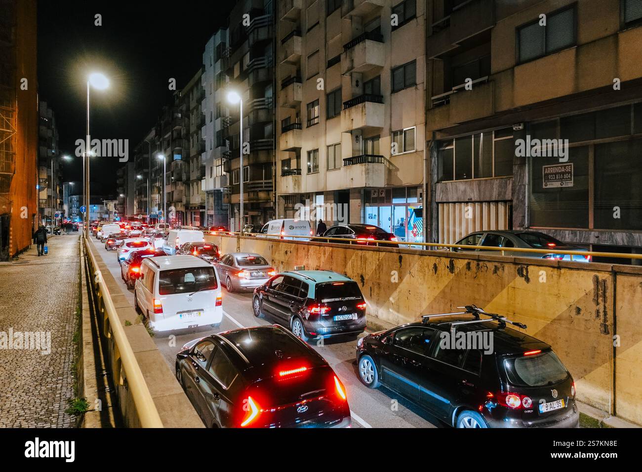 Nachtverkehr in einem Viertel in Porto, Portugal, mit Autos aus einem unterirdischen Tunnel Stockfoto