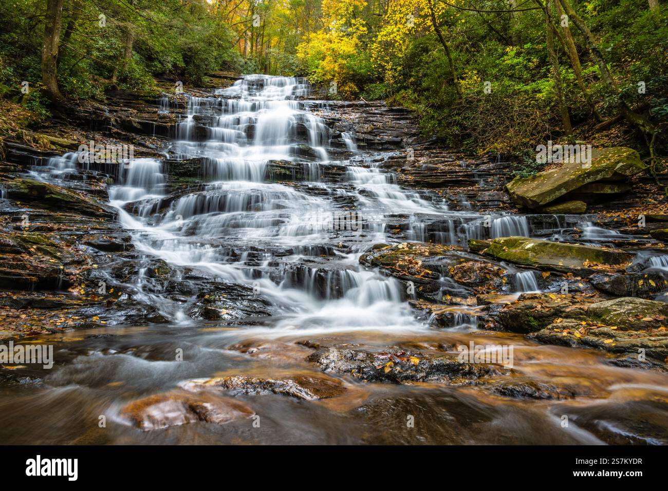 Wunderschöne Herbstfarben bei Minnehaha Falls in Lakemont, Georgia, in der Nähe des Lake Rabum. (USA) Stockfoto