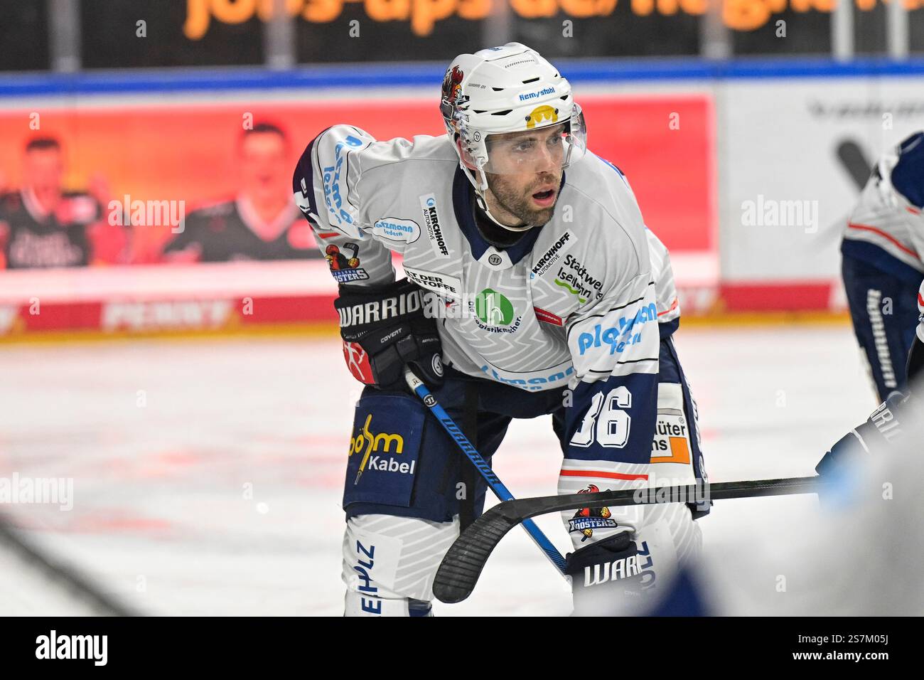 Eishockey DEL - 24/25 - 38. Spieltag: Kölner Haie vs Iserlohn Roosters am19.01.2025 im in der LANXESS Arena in Köln Iserlohns Brandon Gormley ( Nr.36) Foto: Osnapix Stockfoto