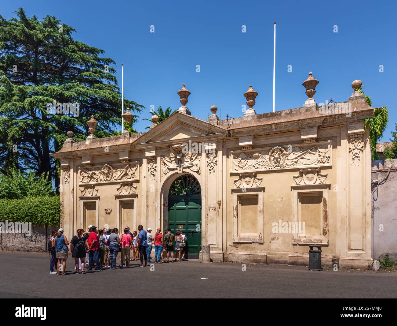 Touristen, die anstehen, um den Petersdom durch das Schlüsselloch an der Piazza Cavalieri di Malta, Aventine Hill, Rom, Italien, zu sehen Stockfoto