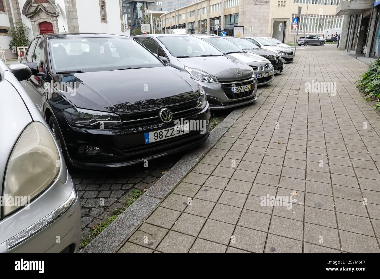 Die Autos stehen am Straßenrand in Porto, Portugal Stockfoto