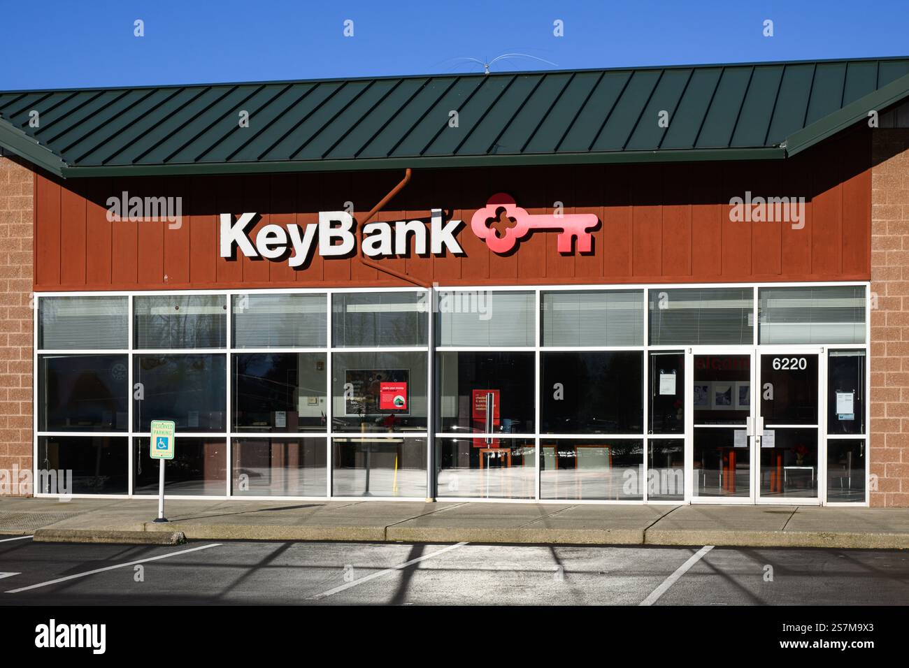 Issaquah, WA, USA - 19. Januar 2025; Key Bank Zweigstelle mit Markenzeichen und Logo am Gebäude Stockfoto
