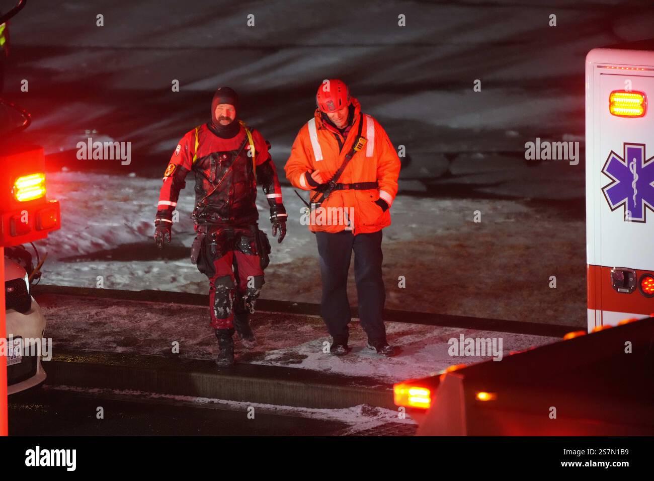 Washington, District of Columbia, USA. Januar 2025. Bei einem Unfall auf der Memorial Bridge in Washington, DC, fuhr ein Fahrzeug in den gefrorenen Potomac River. Tauchteams zogen einen Patienten aus dem Wasser und er wurde mit lebensbedrohlichen Verletzungen in ein lokales Krankenhaus gebracht. Die Memorial Bridge verbindet das Lincoln Memorial und den Arlington Cemetery. Quelle: Andrew Leyden/ZUMA Press Wire/ZUMA Wire/Alamy Live News Stockfoto