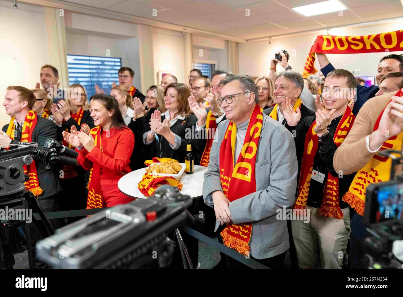 Eisenstadt, Burgenland, Österreich. Januar 2025. Kommunalwahlen im Burgenland sahen SPOE-Bürger auf das erste Wahlergebnis reagieren und feierten den ersten Wahlkandidaten HANS PETER DOSKOZIL. (Kreditbild: © Andreas Stroh/ZUMA Press Wire) NUR REDAKTIONELLE VERWENDUNG! Nicht für kommerzielle ZWECKE! Stockfoto