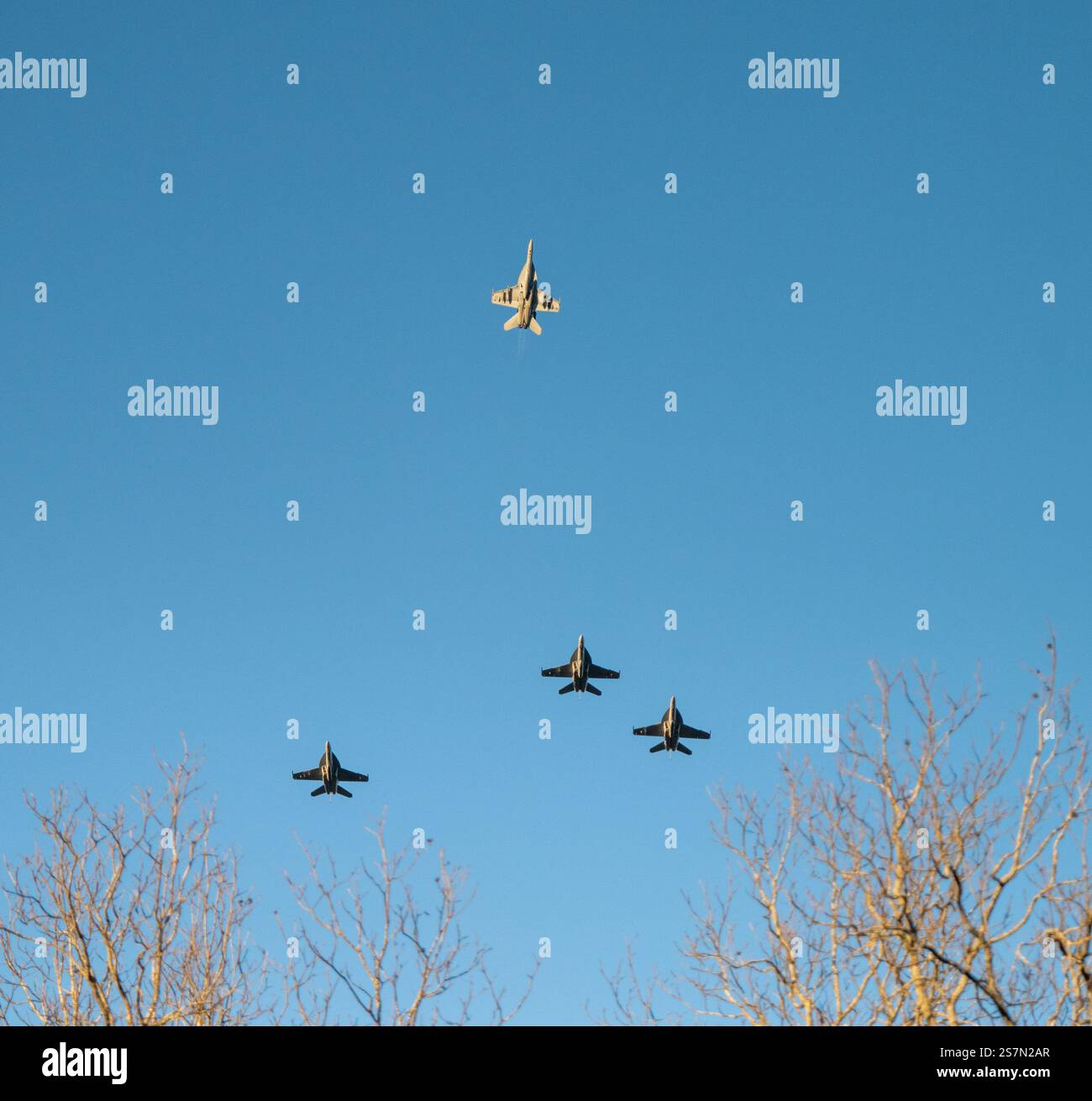 Foto eines weißen Flugzeugs der Luftwaffe, das als Teil der Vermissten-Mann-Formation abreist, ein Luftsalut, der als Teil von Präsident Carters Überführung gespielt wurde. Stockfoto