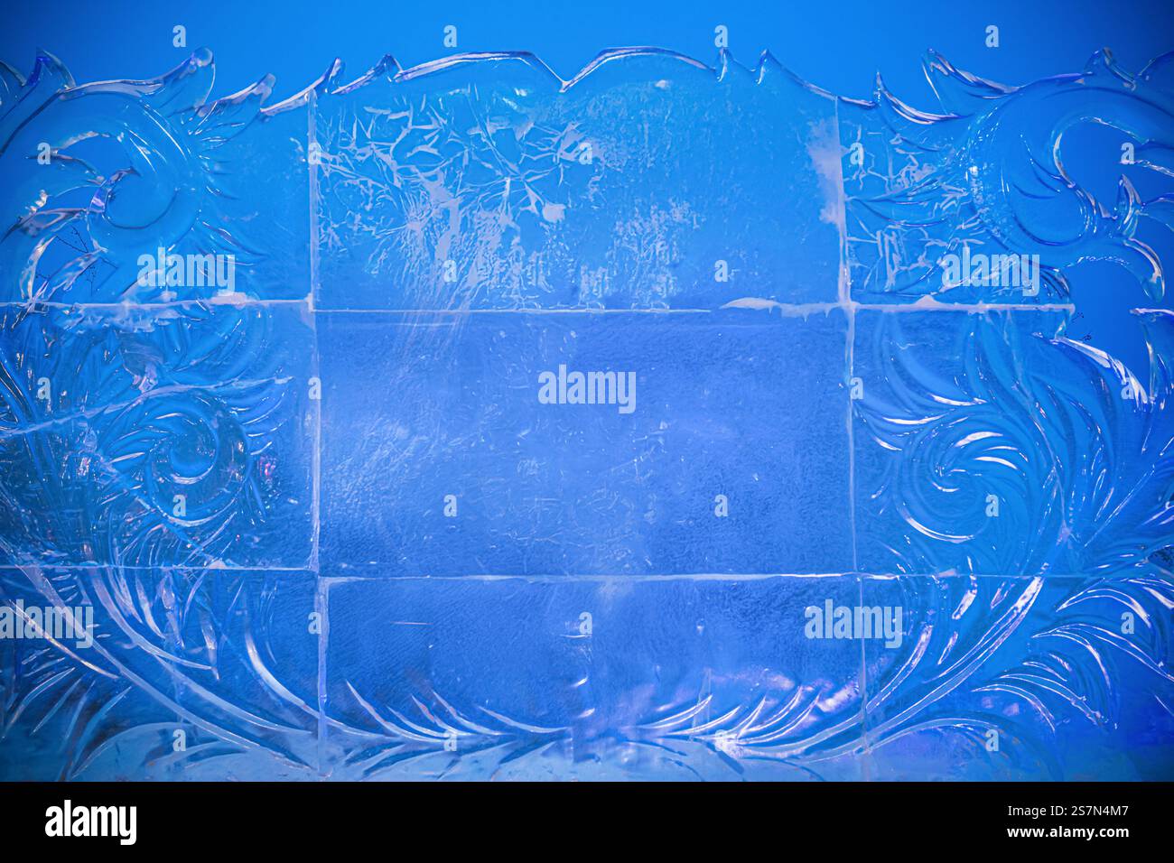 Die komplizierten Muster, die auf Glas gefroren sind, erzeugen einen atemberaubenden und fesselnden blauen visuellen Effekt Stockfoto