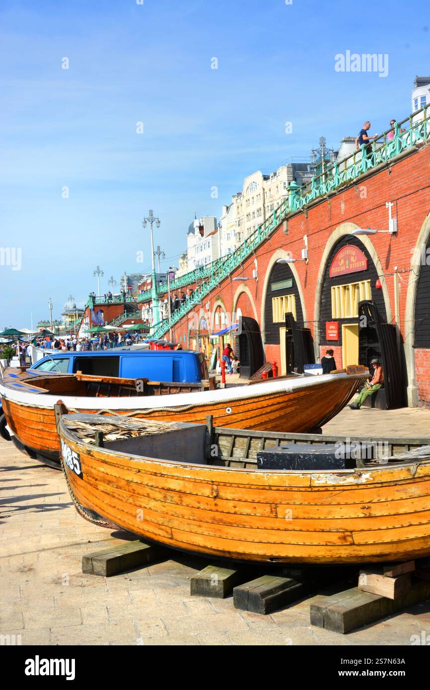 Brighton, Vereinigtes Königreich - 28. September 2014; die historischen viktorianischen Bögen unterstützen die Brighton Uferpromenade und sind ein wichtiger Bestandteil der seaf Stockfoto